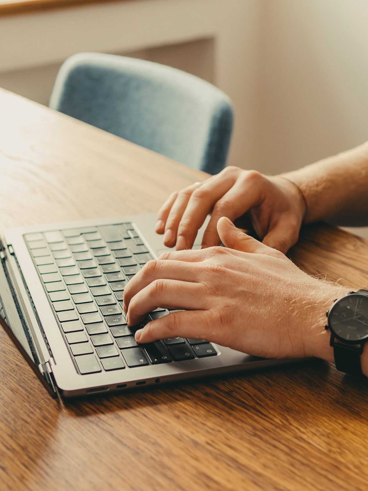 Josef Hofstetter arbeitet am Laptop